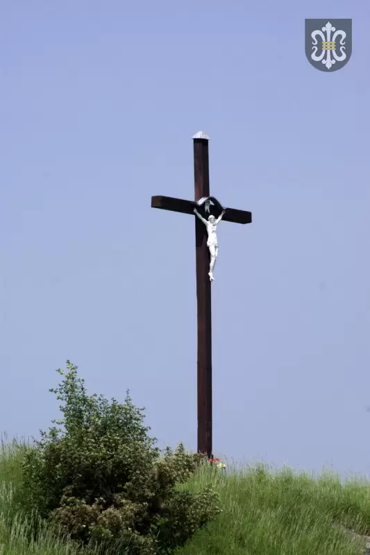 Krzyż przy drodze do Podzamcza